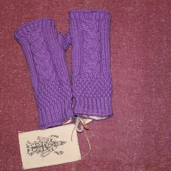 💥 Nepali Merino Cableknit Ultraviolet Handwarmers - Picture 1 of 3